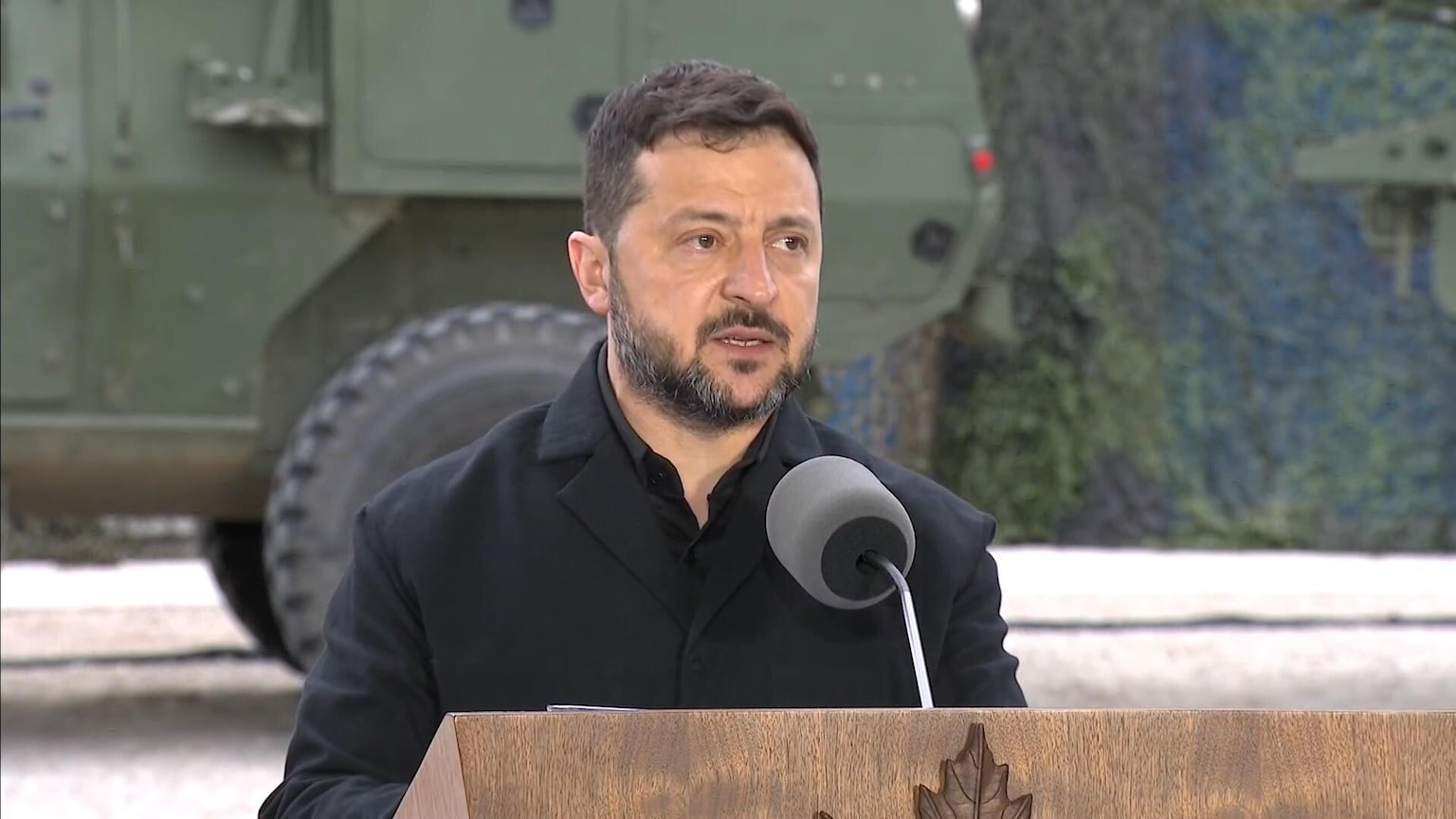Президент Зеленський виступає на трибуні на тлі військової техніки в Канаді