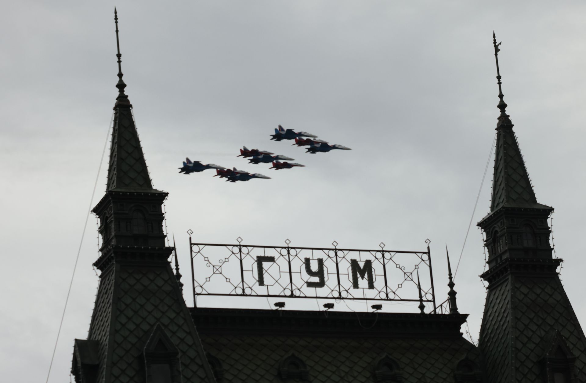 Російські винищувачі МіГ-29 і Су-30 у небі над Москвою (ілюстративне фото)