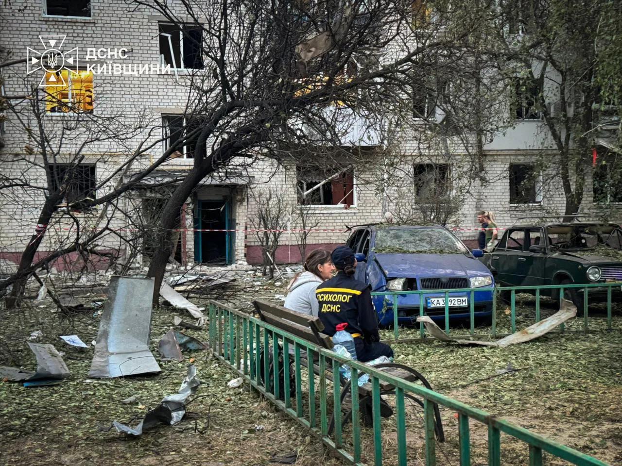 Рятувальник ДСНС гасить пожежу після ракетної атаки на Київ