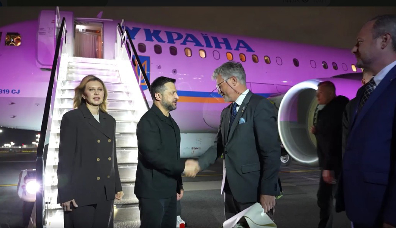 Zelensky greeted by hosting-side representatives
