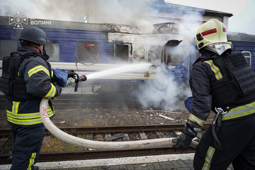Illustrative photo: rescuers extinguish a fire after a Russian strike