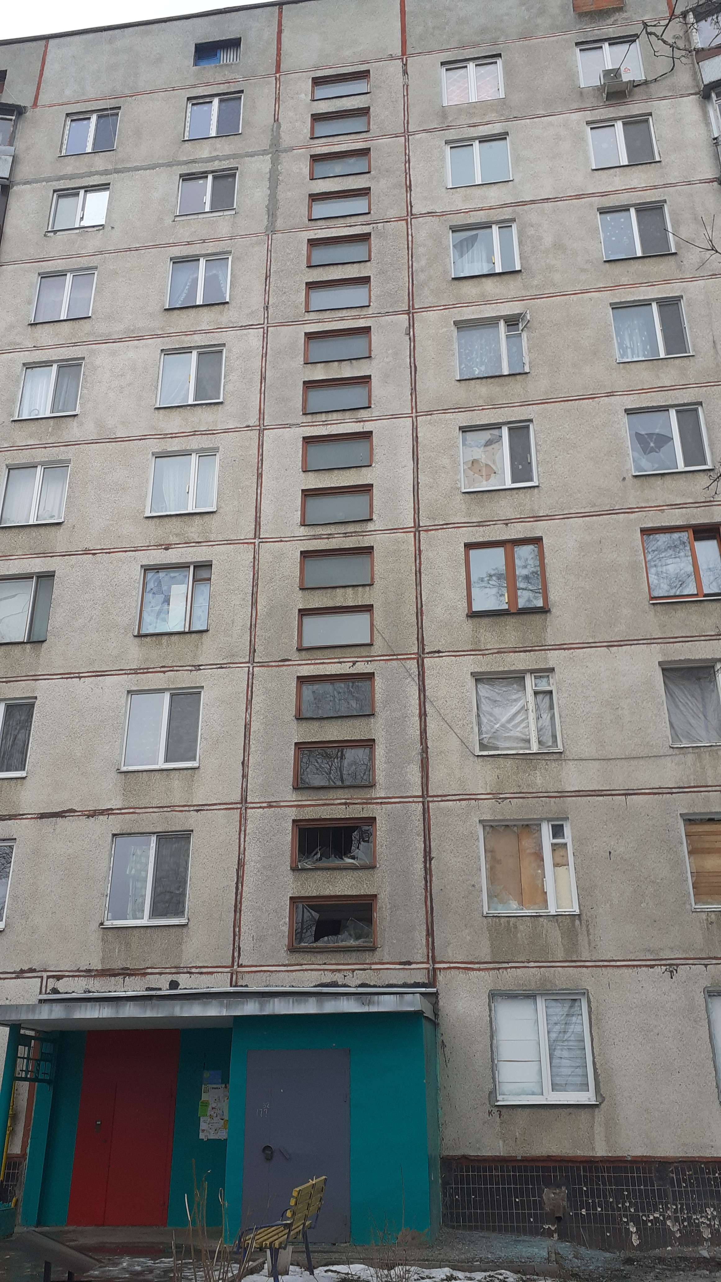 Ілюстративне фото: пошкоджений внаслідок російського обстрілу житловий будинок у Харкові, ілюстрація до серії ударів по регіону