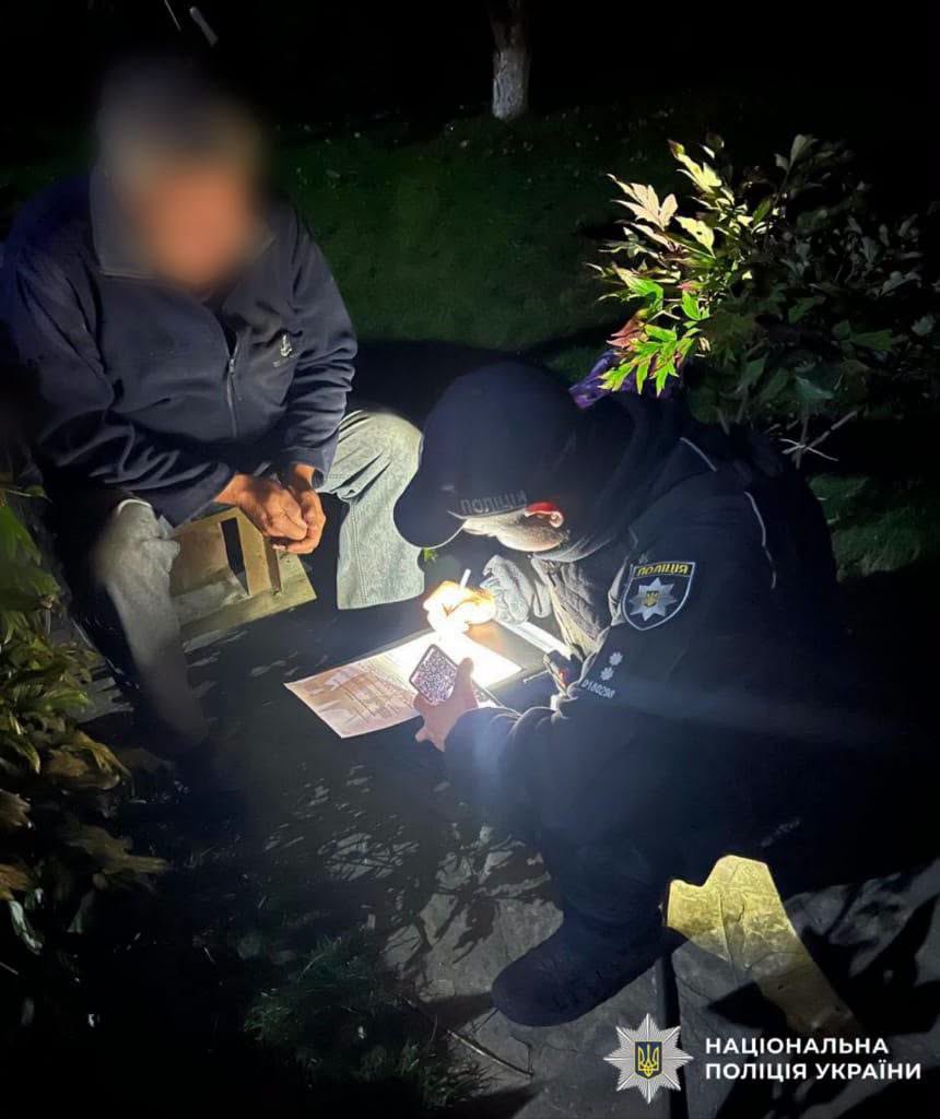 Поліція документує наслідки нічної атаки на Київщину, опитуючи свідків