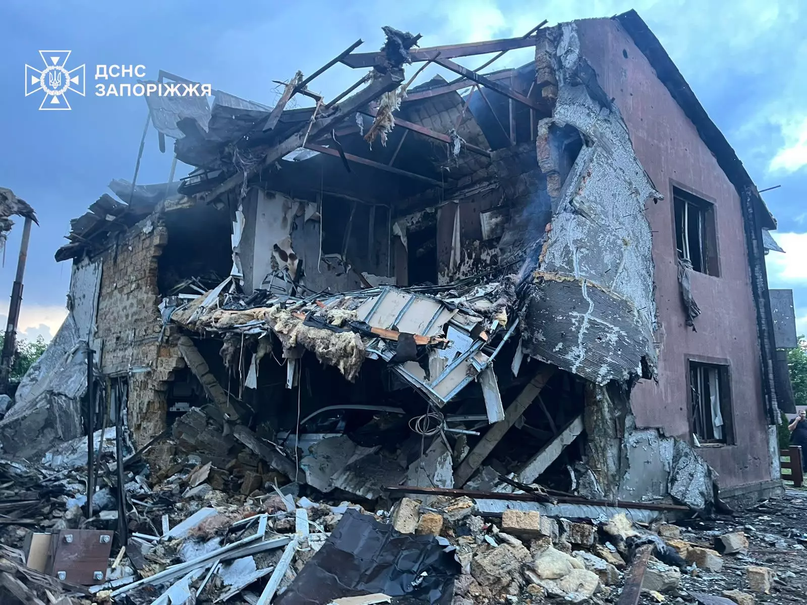 Ілюстративне фото: житловий будинок, пошкоджений після удару російського дрона, Запорізька область, червень 2026 року