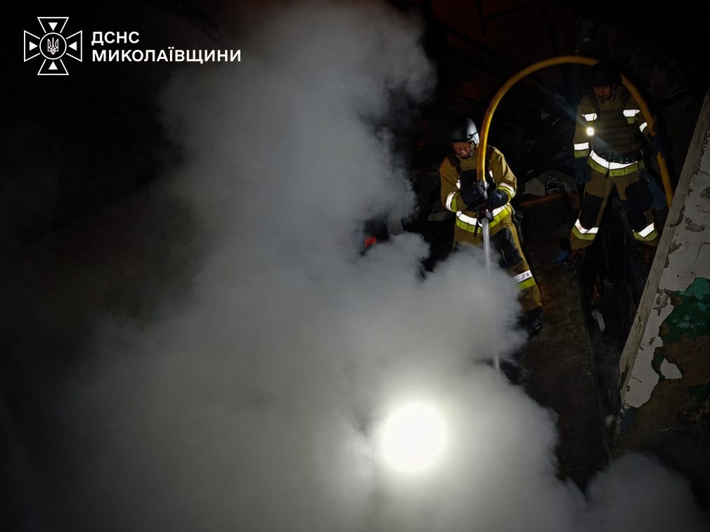 Рятувальники в задимленому приміщенні «Епіцентру» під час гасіння пожежі, Миколаїв