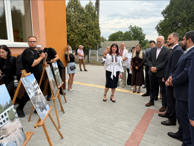 Місцеві посадовці та гості зібралися біля відремонтованої школи на церемонію відкриття