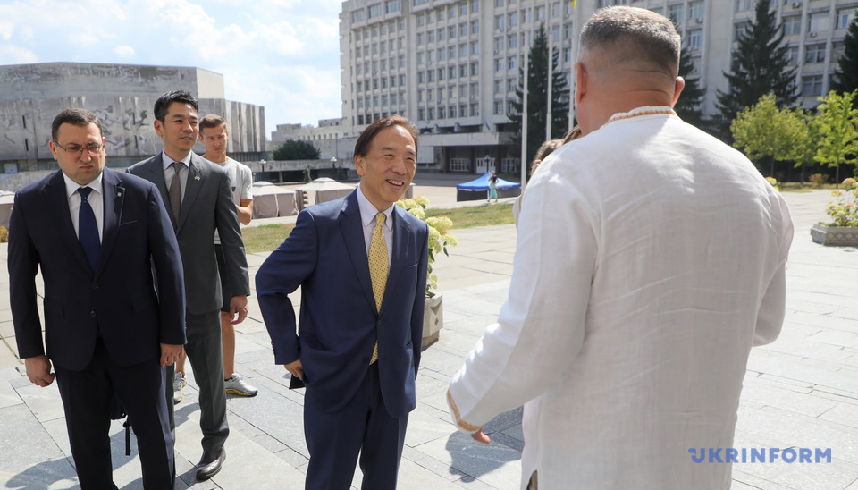 Посол Японії Йо Осумі на подвір'ї КПІ під час фестивалю «Японська осінь», Київ, вересень 2026