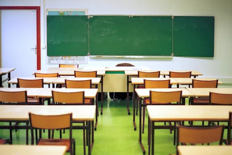 Клас, прикрашений до 1 вересня, з українськими прапорцями на партах