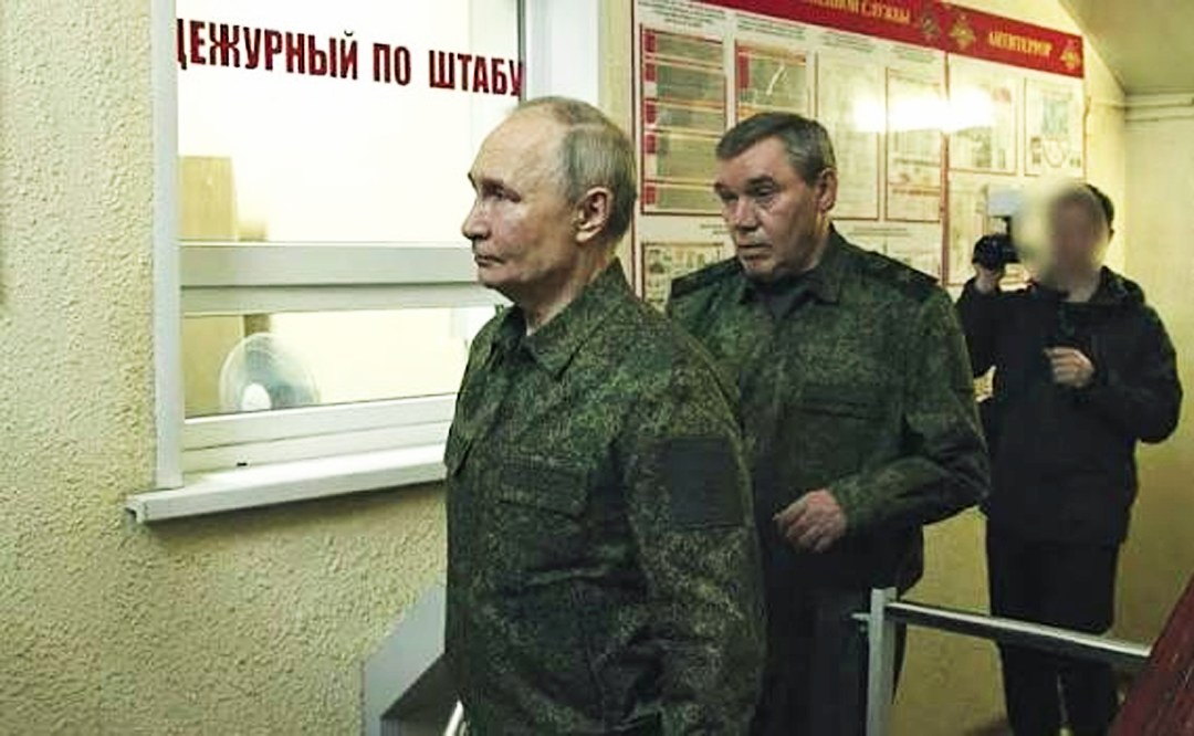 Illustrative archive photo: Vladimir Putin at a military headquarters alongside senior officials