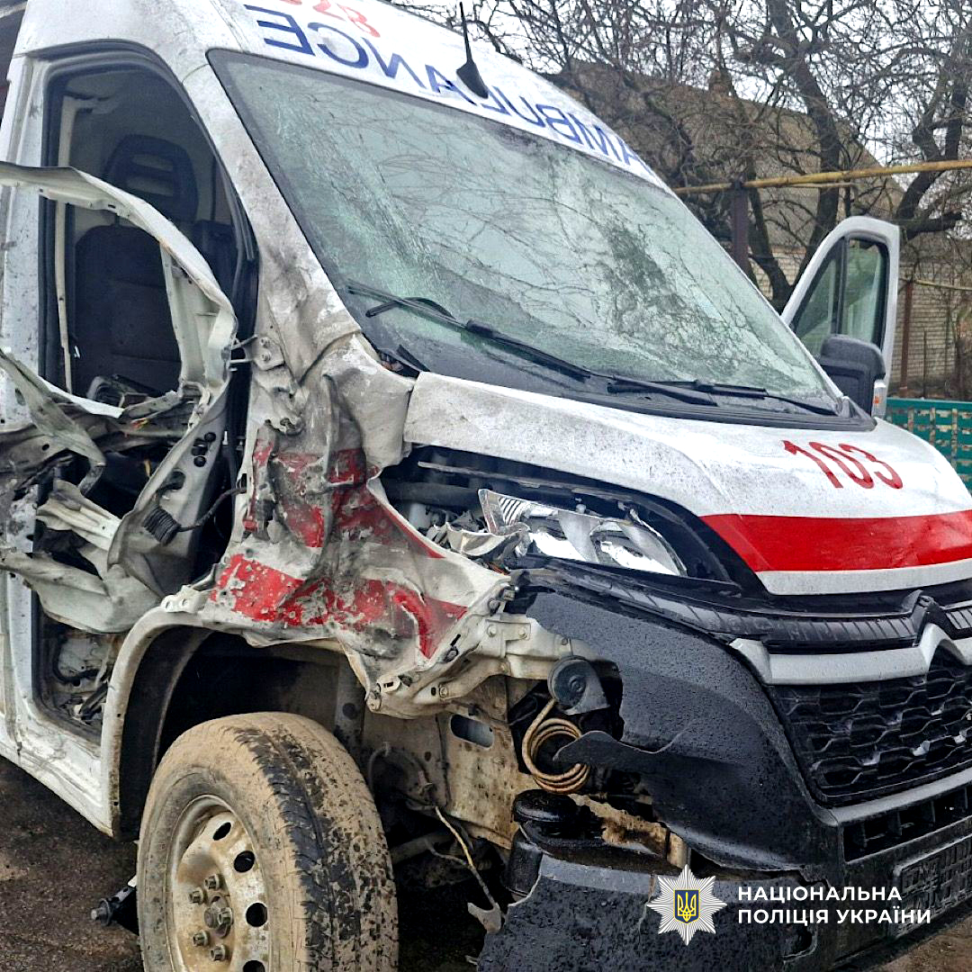 Ілюстративне фото: карета швидкої допомоги на місці одного з ударів по Дніпропетровщині, березень 2026 року