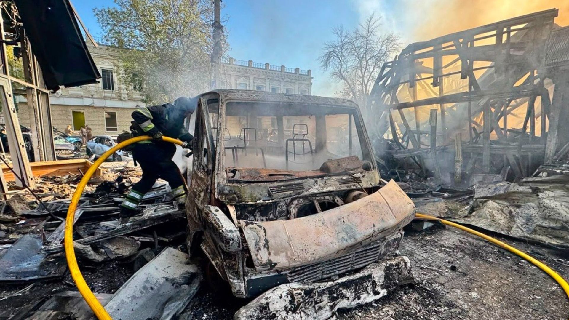 Рятувальник працює серед уламків згорілого мікроавтобуса та зруйнованих торговельних рядів