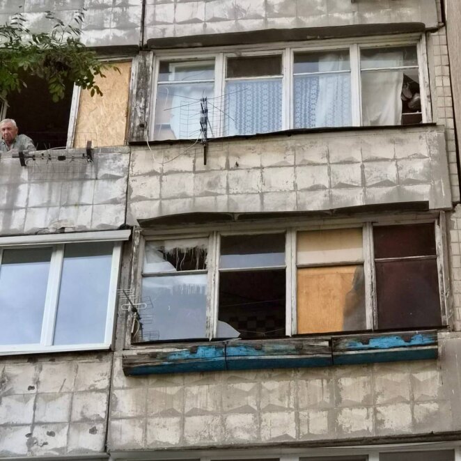 Пошкоджені вікна багатоповерхівки в Дніпрі після удару
