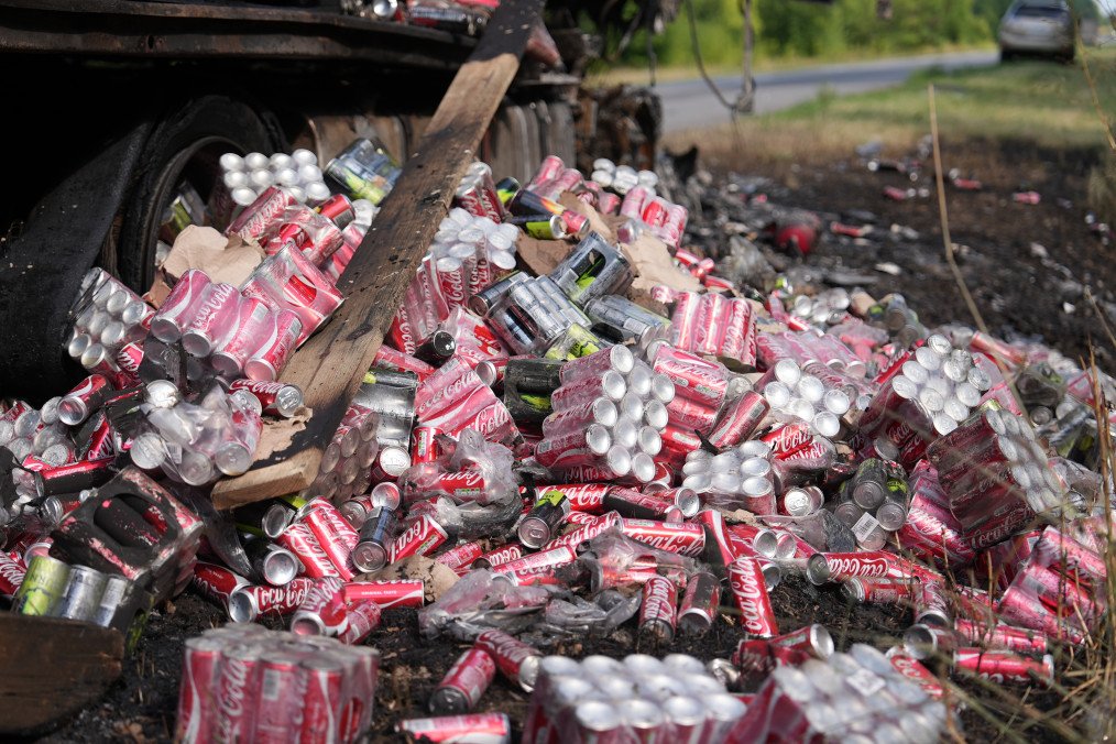 Обгорілі банки й пляшки Coca-Cola після удару по складу заводу, 3 вересня 2026 року