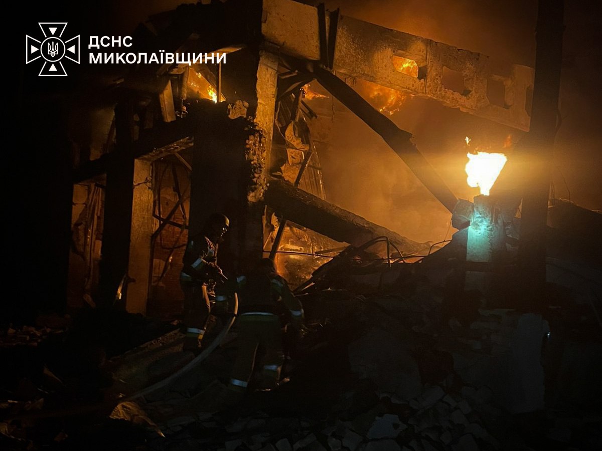 Рятувальники ДСНС гасять вогонь серед завалів усередині пошкодженого торговельного центру, Миколаїв