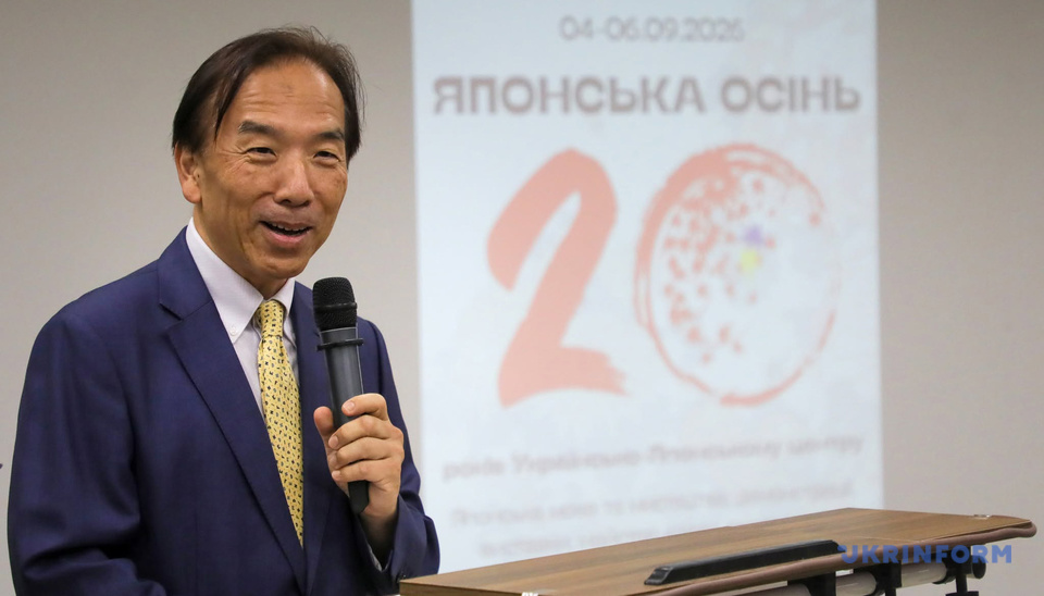 Посол Японії Йо Осумі на тлі декорацій із сакурою під час фестивалю «Японська осінь», Київ
