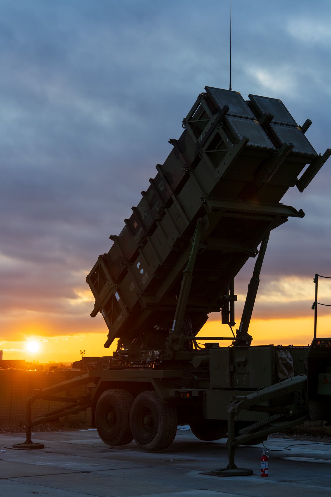 Пускова установка ракет Patriot на аеродромі — система протиповітряної оборони, від якої залежить Україна