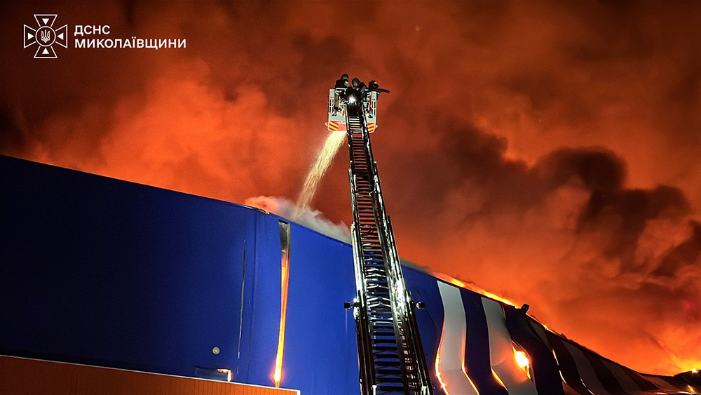 Пожежна драбина працює на тлі масштабної пожежі в «Епіцентрі» у Миколаєві, вересень 2026