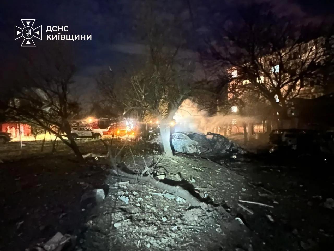 Пошкоджена багатоповерхівка в Київській області вночі після удару