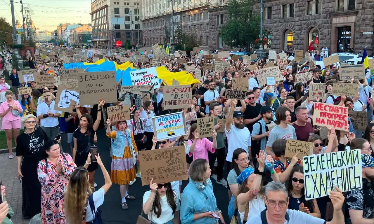 Протестувальники вимагають повернення Федорова на посаду міністра оборони, Київ, 1 серпня 2026 року