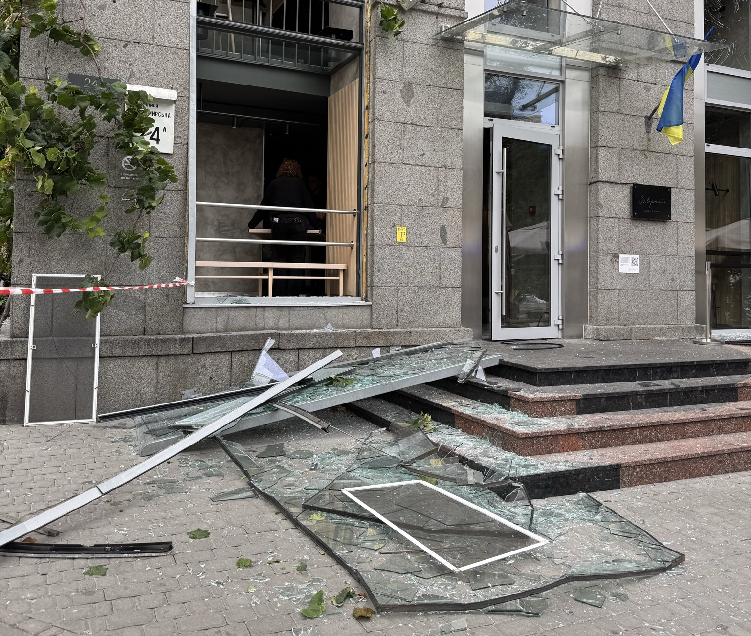 Пошкоджений вхід і розбите скло на фасаді будівлі біля СБУ на Володимирській, Київ