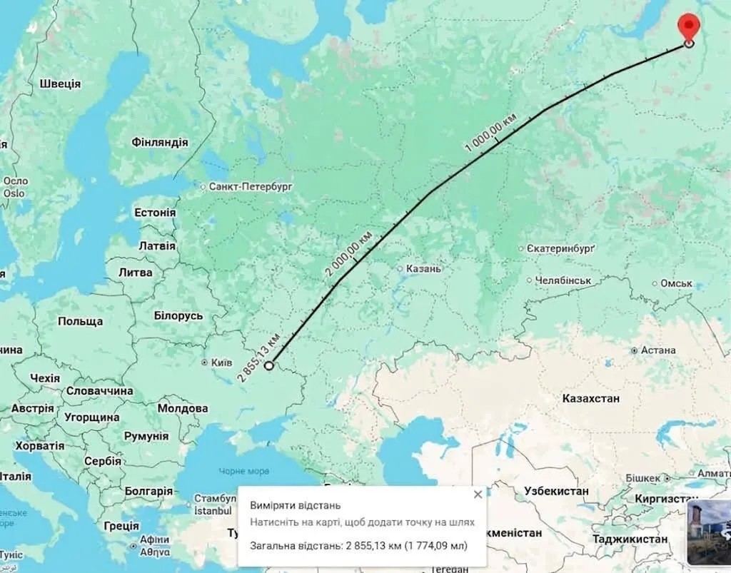 Мапа з позначеною відстанню приблизно 2855–3200 км від України до Нового Уренгою, яку подолали українські дрони