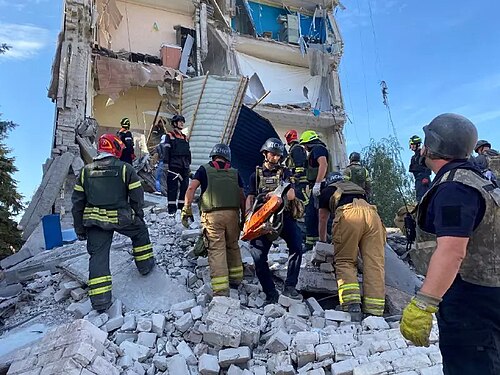 Illustrative photo: Ukrainian State Emergency Service rescue workers clear rubble after a strike on a settlement