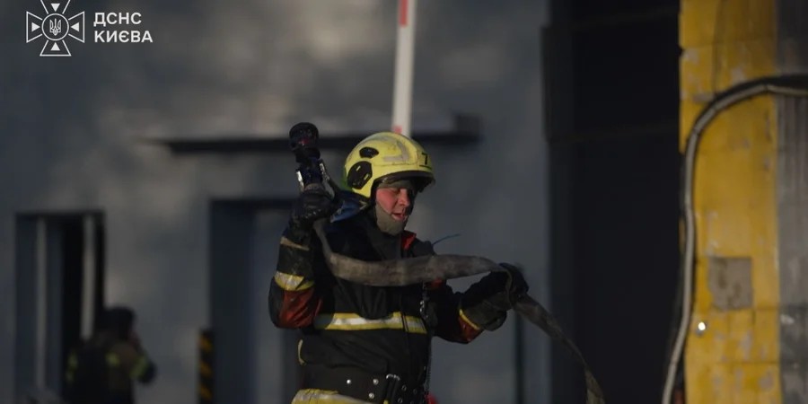 Рятувальник ДСНС Києва з пожежним рукавом після ліквідації займання, спричиненого атакою дрона