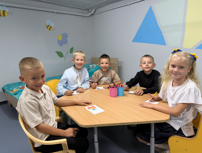 Учні за партою в одному з оновлених класів ліцею