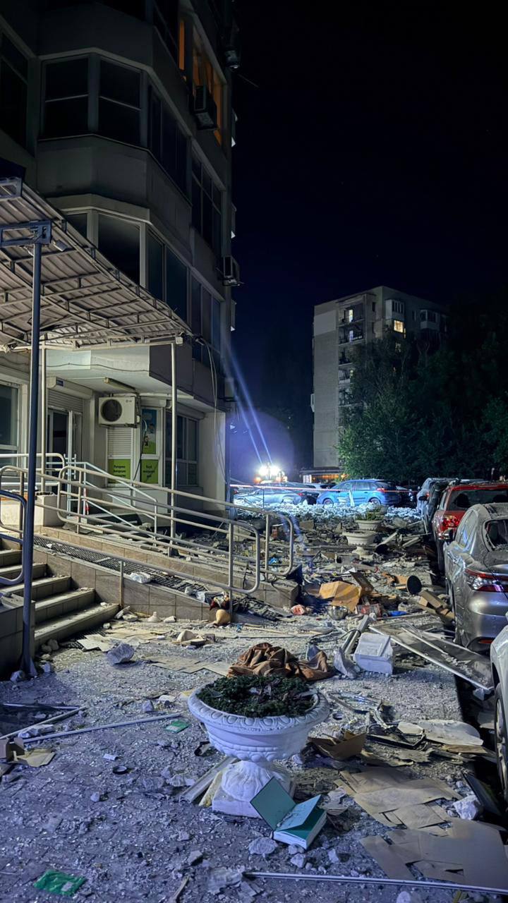 Наслідки нічної атаки на Одесу: уламки будівельних матеріалів у дворі житлового кварталу