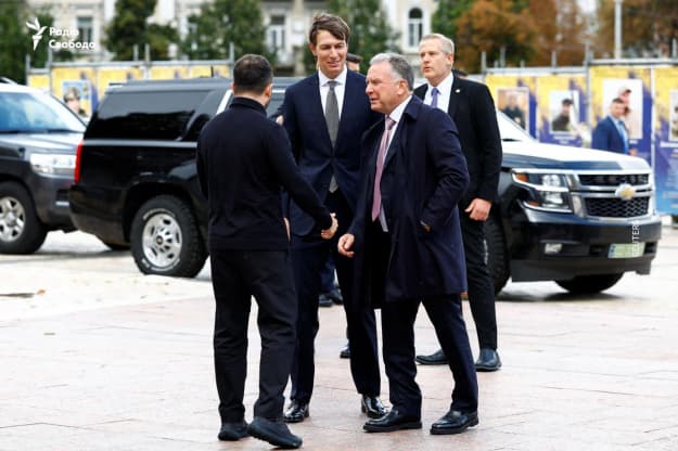 Зеленський вітається з американською делегацією в Києві
