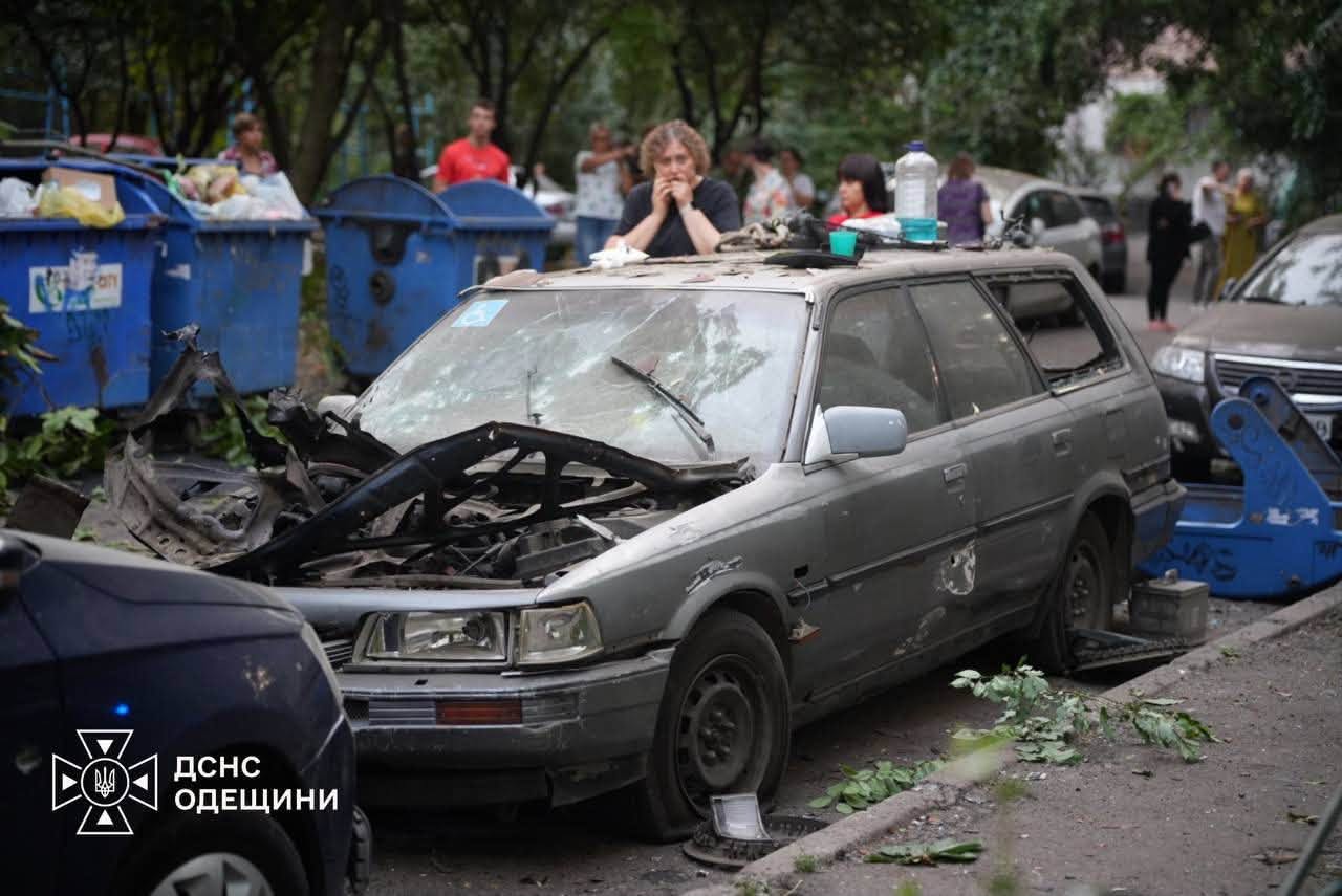 Пошкоджений автомобіль у дворі одного з будинків Одеської області після удару, 4 вересня 2026 року