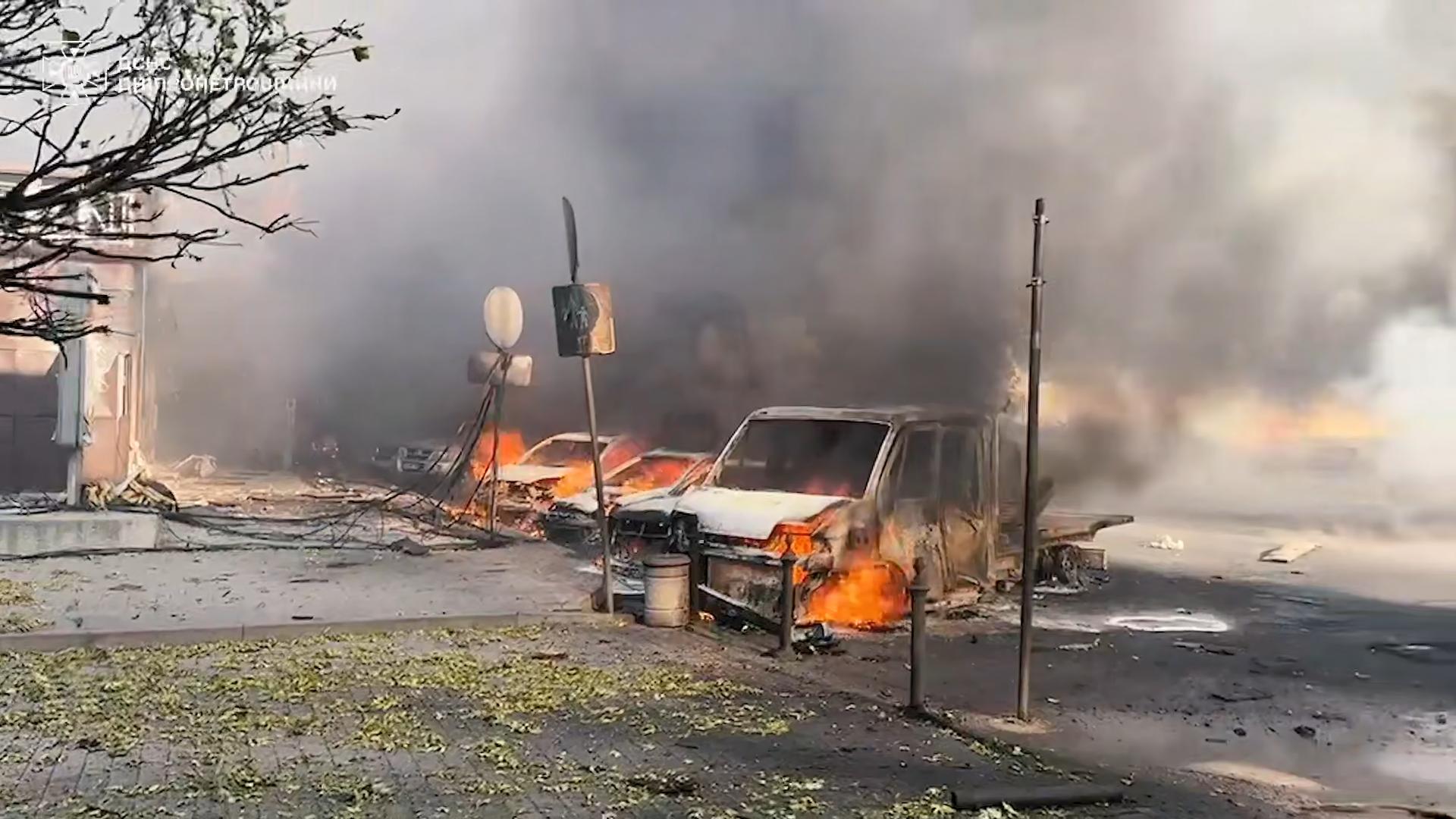 Вулиця в центрі Павлограда, де внаслідок удару горять кілька автомобілів