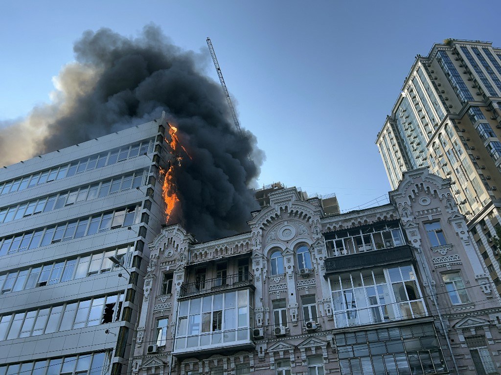 A fire at the National Academy of Sciences building in Kyiv after the Russian strike on 28 September