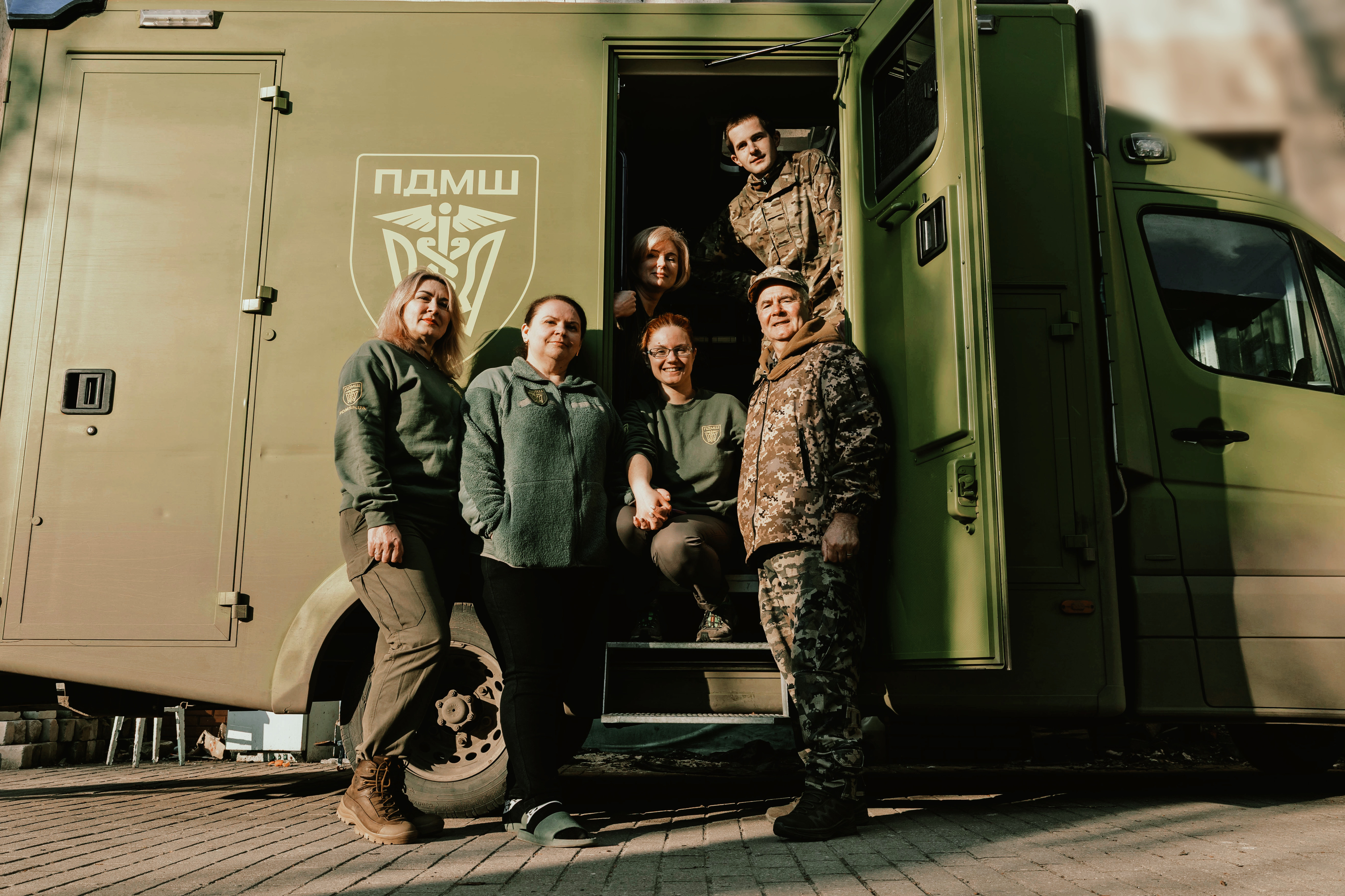 Автомобіль ПДМШ під час евакуації пораненого