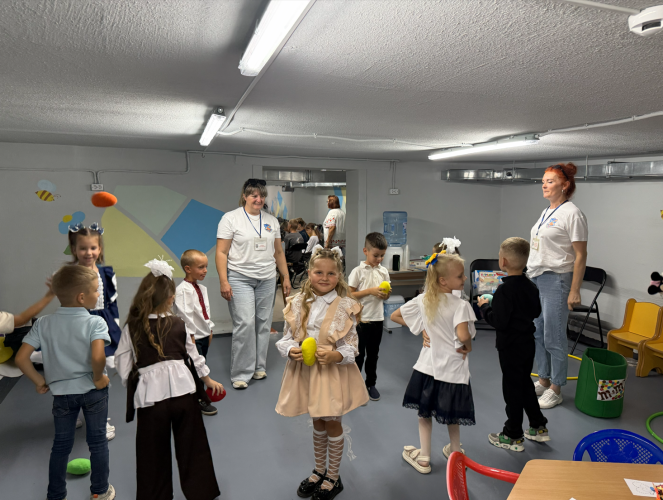 Діти та працівники школи беруть участь у святкових заходах у відремонтованій будівлі