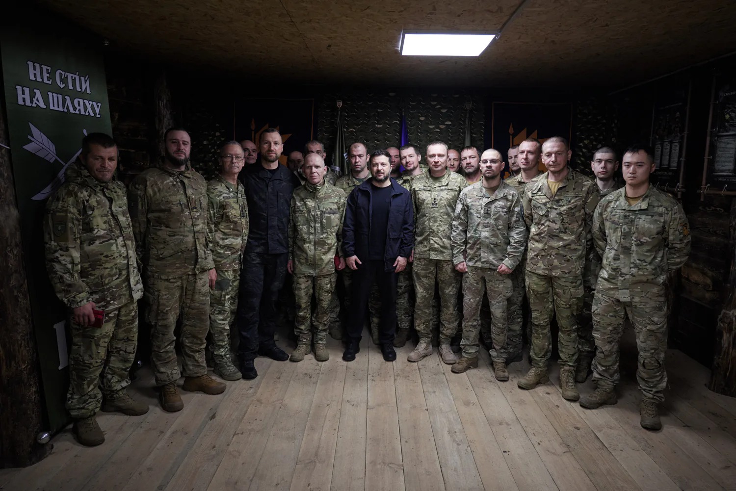 The president with soldiers of the 66th Brigade in the Lyman sector, 30 September