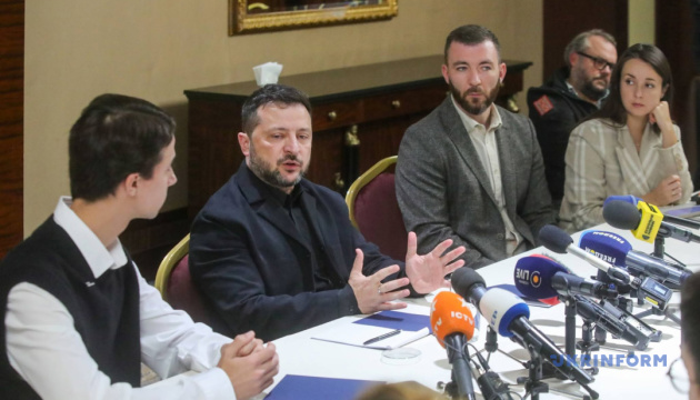 Volodymyr Zelensky speaking to journalists