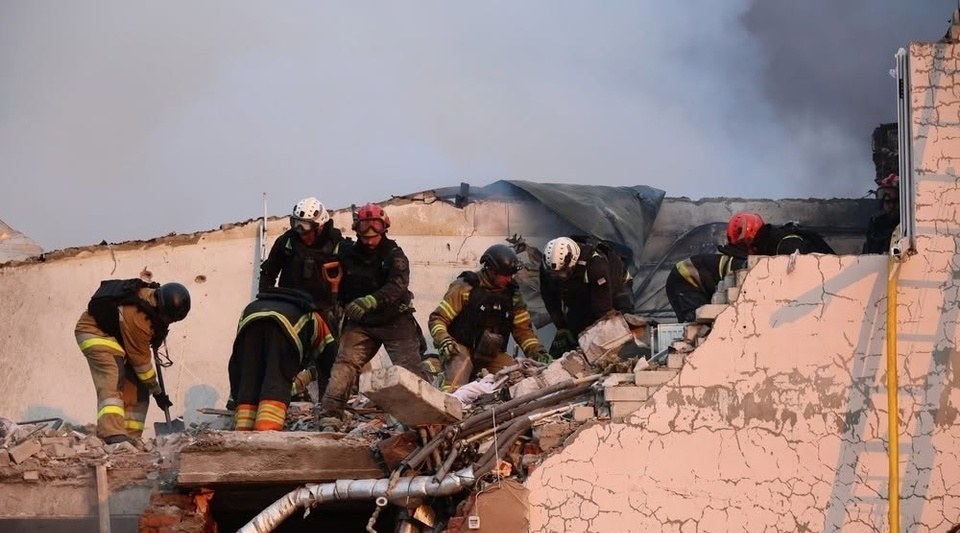Rescuers clear rubble after the strike on Kharkiv (photo: Ukrinform)