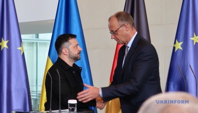 Zelensky and Merz shake hands at a press conference in Berlin (archive photo)