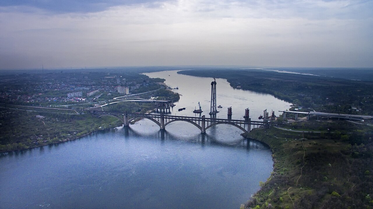 Bridges over the Dnipro in Zaporizhzhia, archive illustrative photo, 2016 (Anatoliy Volkov, Wikimedia Commons, CC BY-SA 4.0)