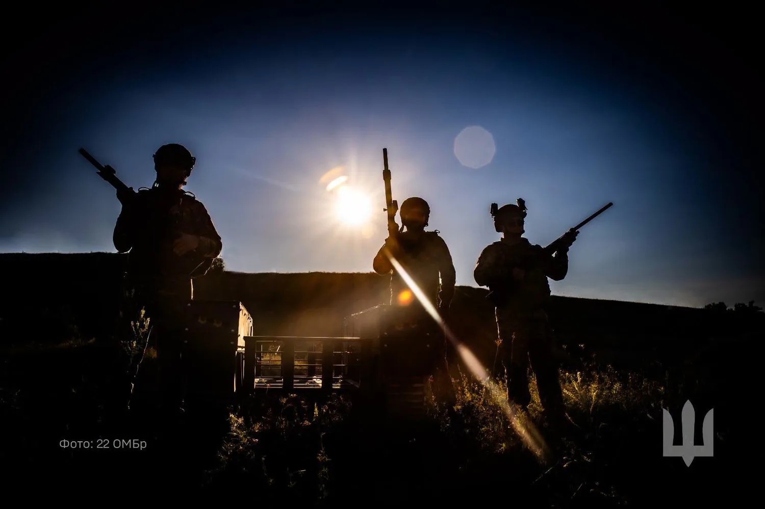 Silhouettes of Ukrainian soldiers at sunset, illustrative photo