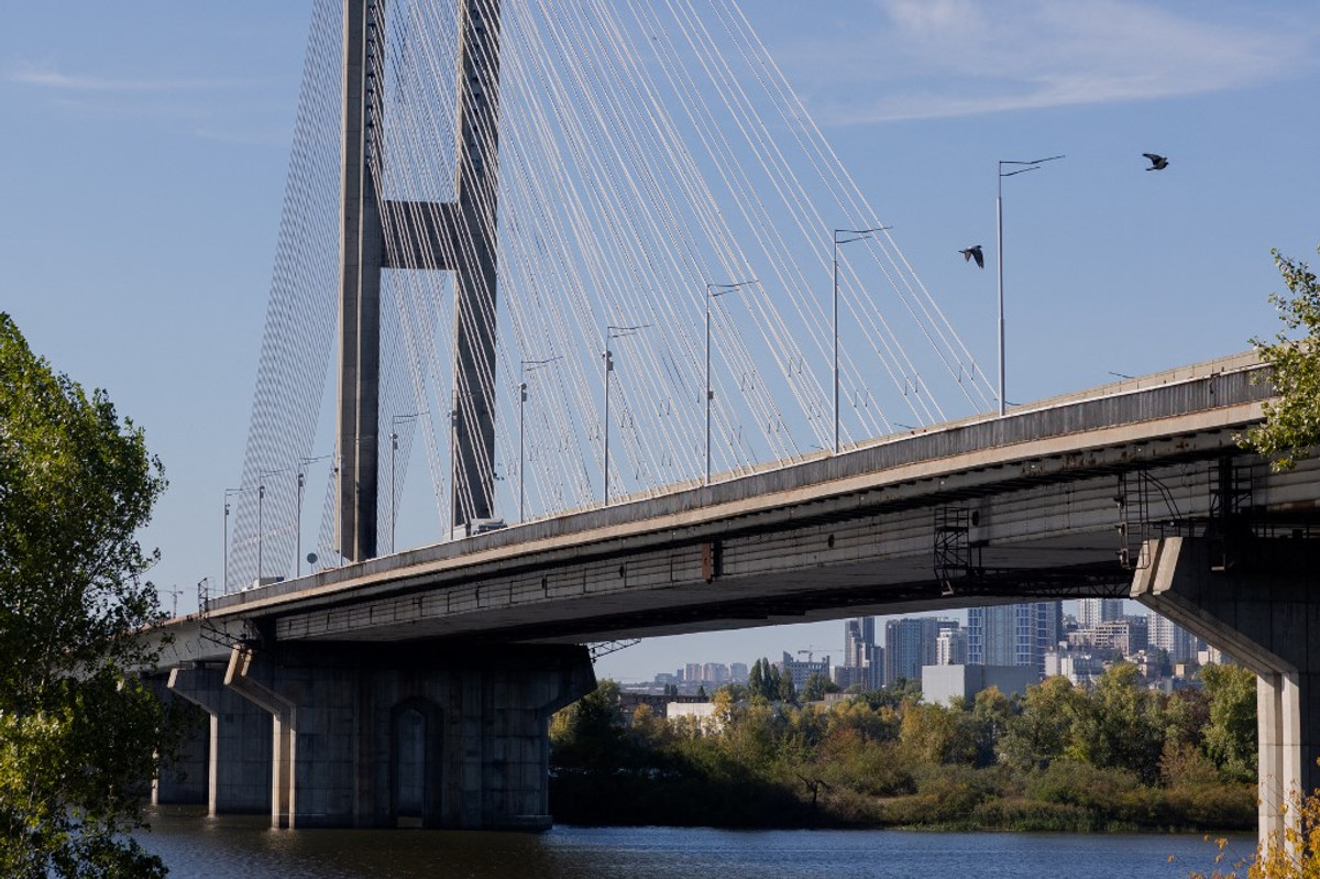 A Kyiv bridge over the Dnipro with road workers on it, 3 October 2026
