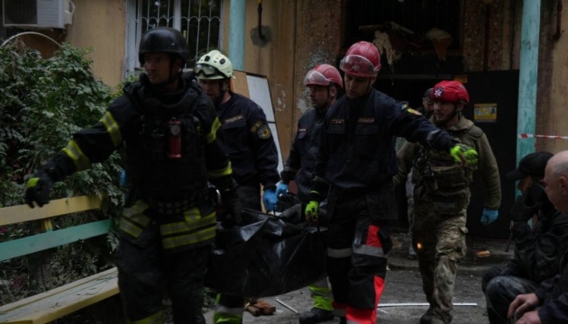 Rescuers at work at the site of the strike in Zaporizhzhia (photo: Zaporizhzhia Regional Defense Council)