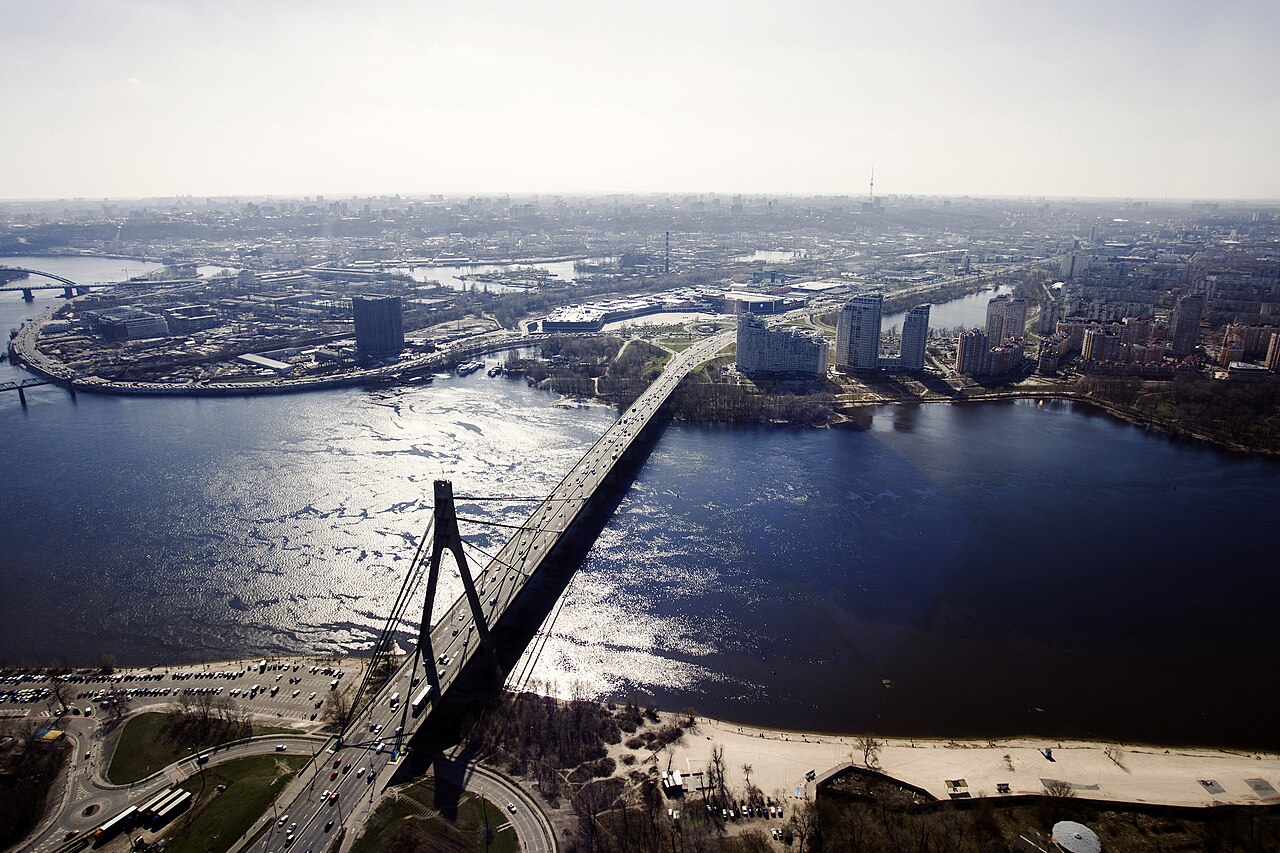 The Northern Bridge and the Dnipro from above (archive photo)
