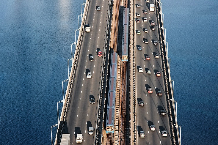 The Southern Bridge from above: the roadway and metro tracks (illustrative photo)