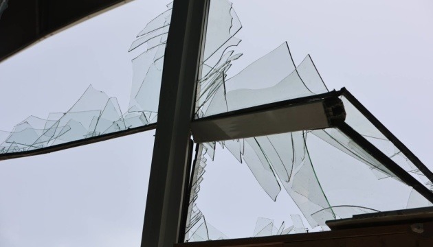 Illustrative photo: shattered window glass after a blast wave