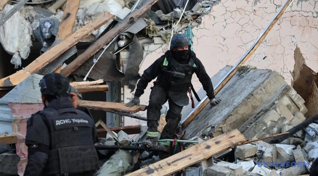 State Emergency Service rescuers at the site of the strike on Kharkiv, 5 October 2026 (photo: Ukrinform)