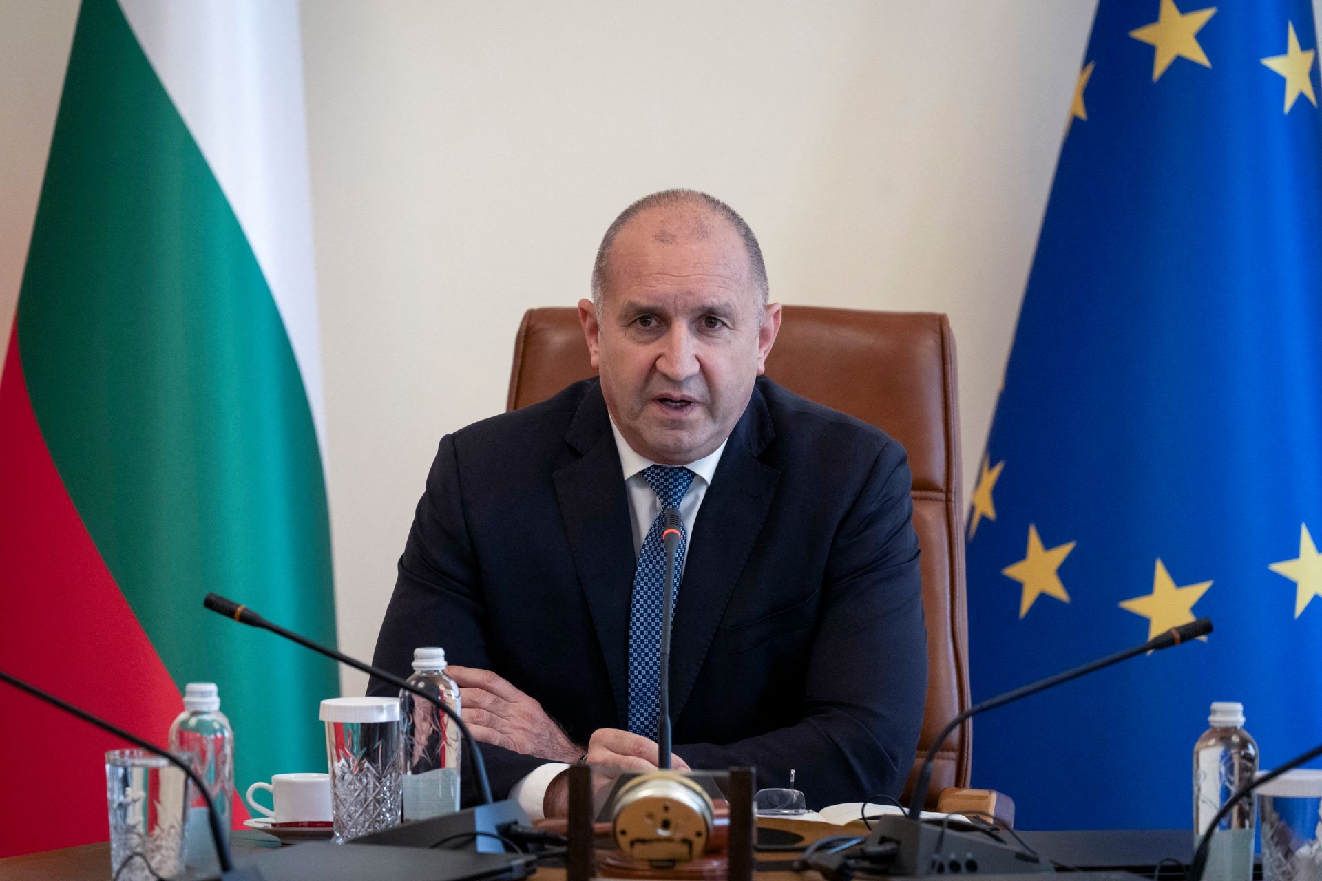 Політик на тлі прапорів Болгарії та ЄС (ілюстративне фото)