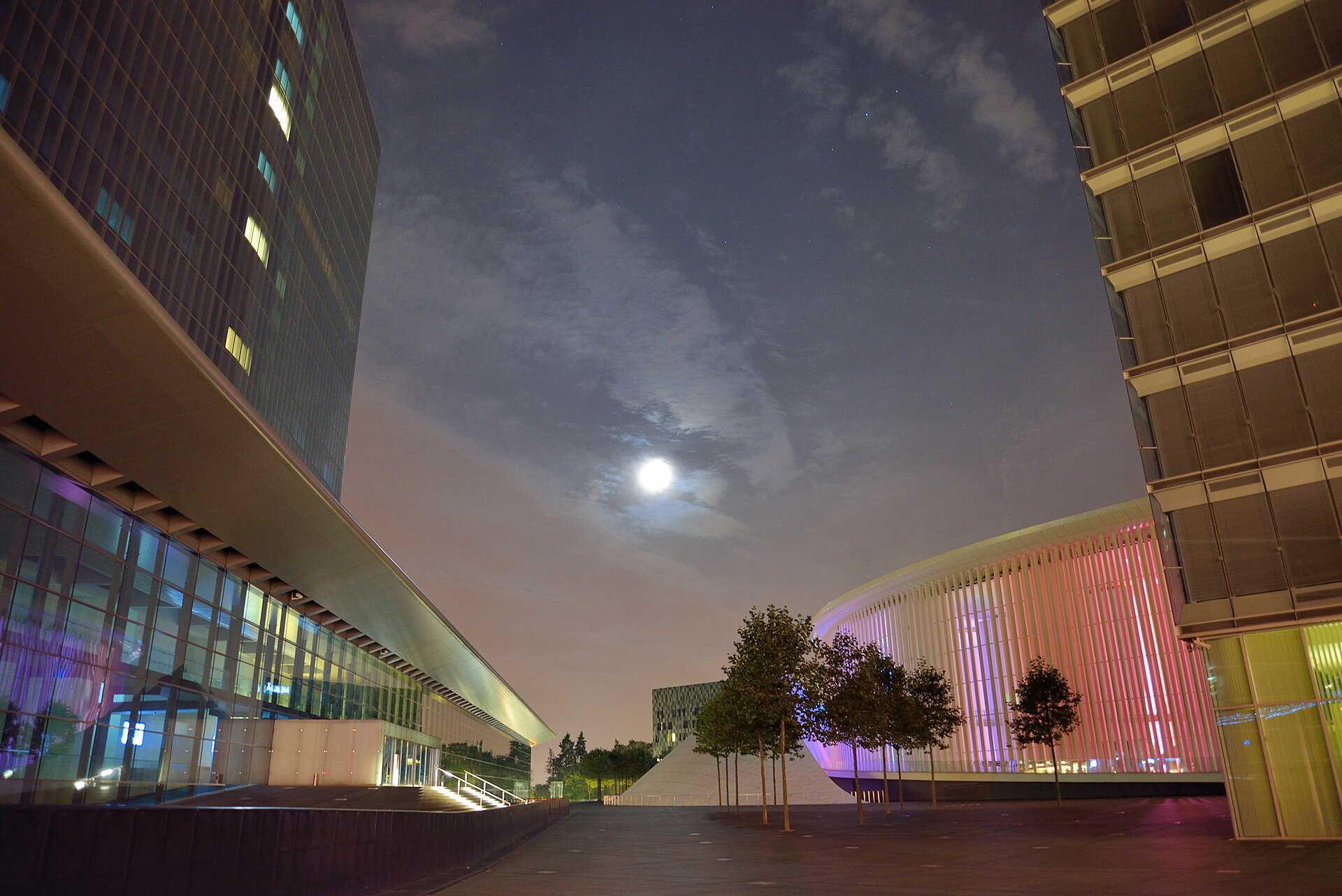 Place de l'Europe in Luxembourg at night (illustrative photo)