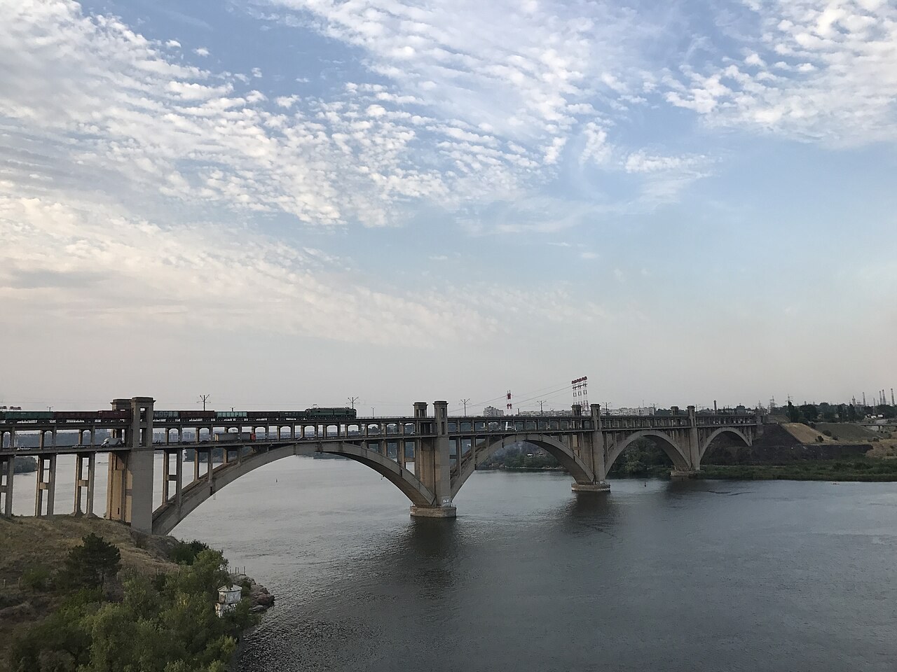 The Preobrazhensky bridge in Zaporizhzhia, archive illustrative photo (Wikimedia Commons, CC BY-SA 4.0)